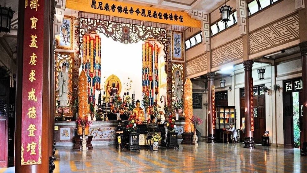 Chánh điện chùa Long Sơn thờ Đức Phật Thích Ca Mâu Ni